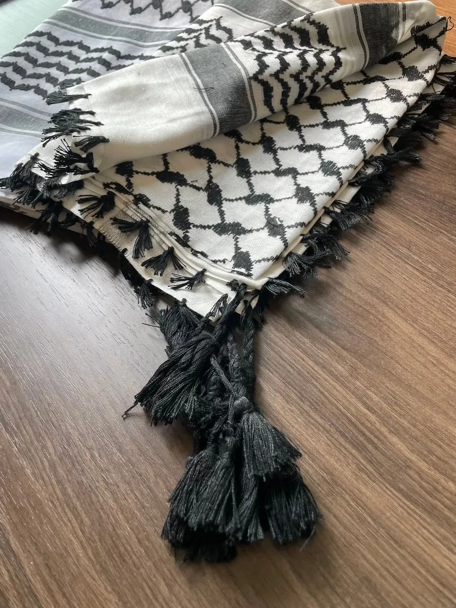 وشاح كوفية باللونين الأبيض والأسود للجنسين
