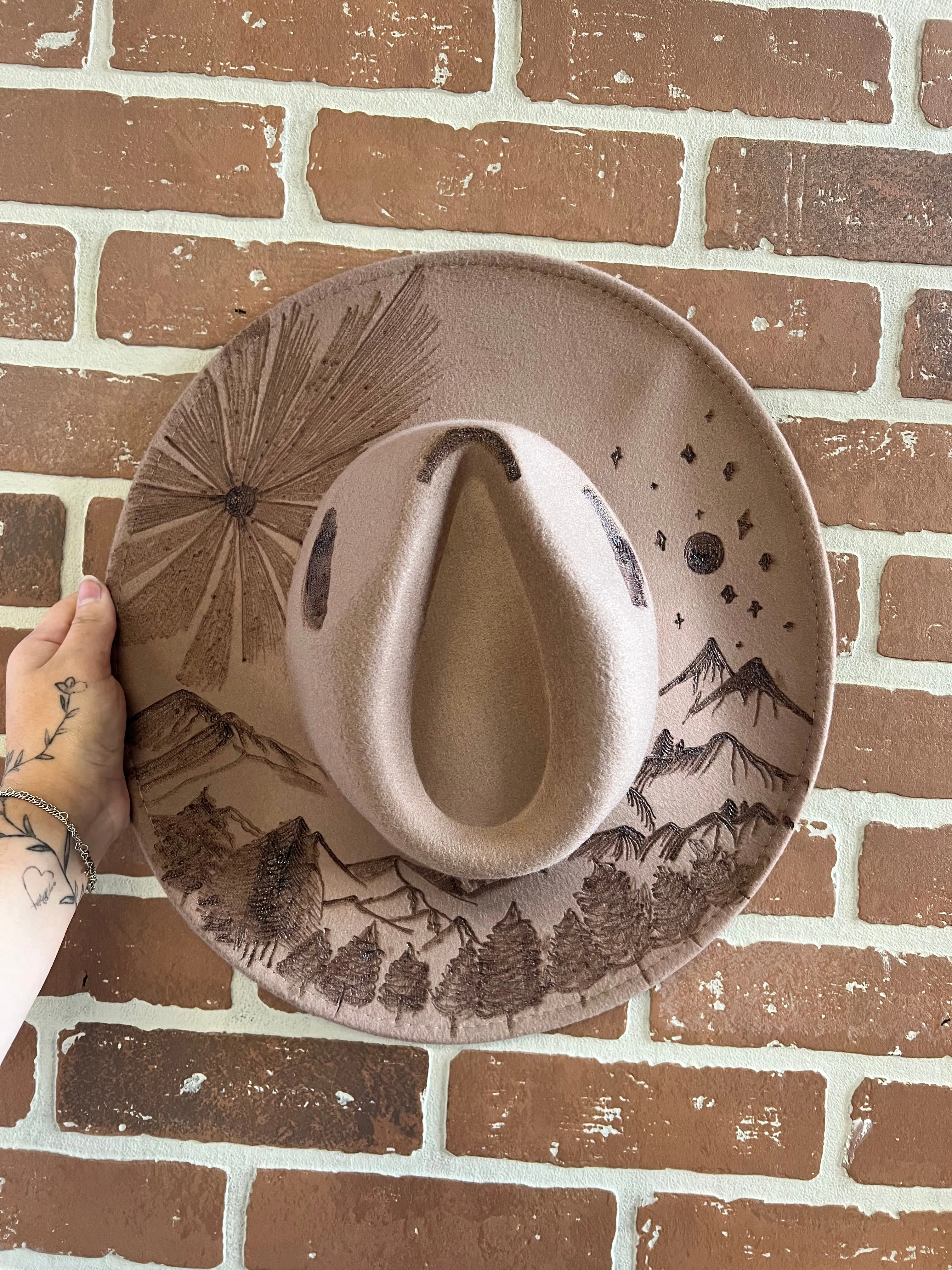 Mountain   Tree Burnt Hat (Medium Brown)