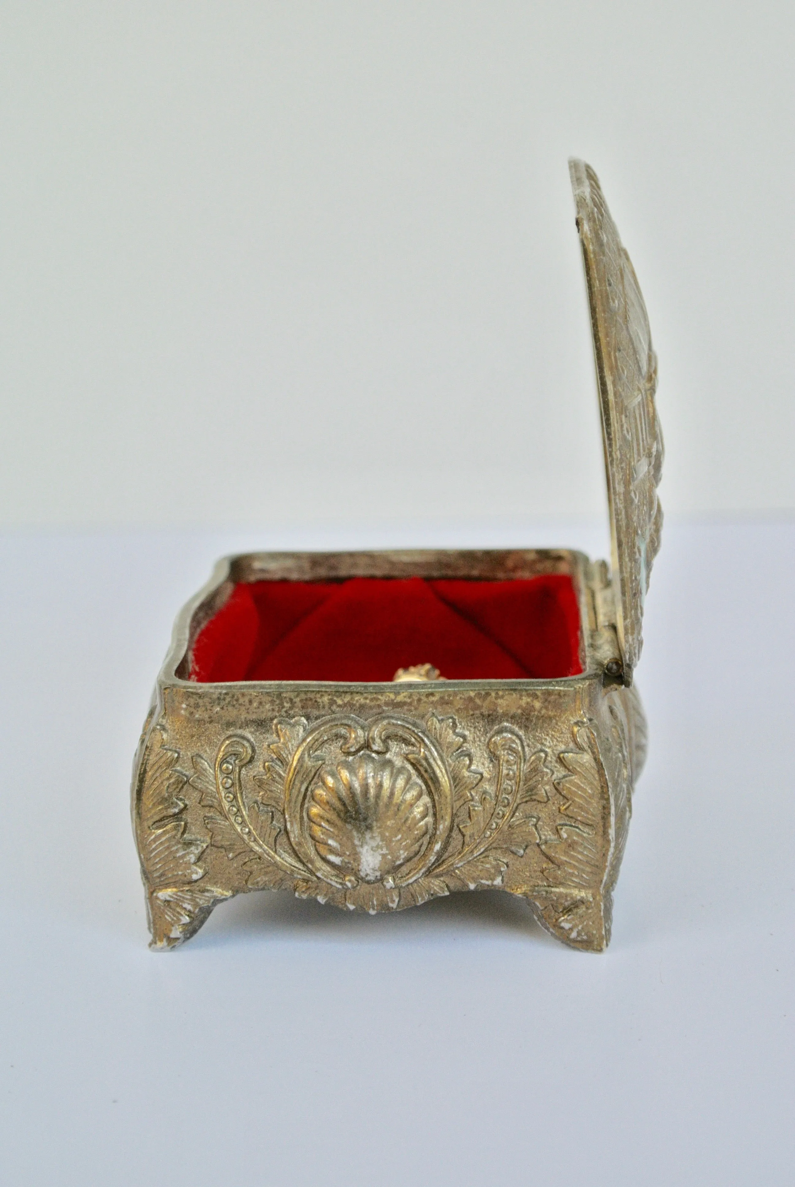 The Bridgerton Ring Box (small)